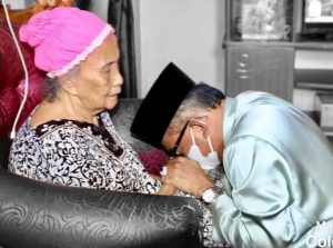 Usai Salat Id, Jefridin Tak Kuasa Menahan Rasa Haru saat Bersimpuh di Pangkuan Ibunda