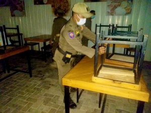 Operasi Prokes di Malam Minggu, Tim Bubarkan Kerumunan dan Tegur Pelaku Usaha