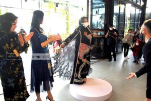 Wagub Marlin Jadi Model Dadakan Virtual Fashion Show Althafunissa, HMR Tersenyum