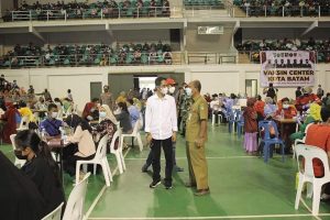 Minat Vaksin di Batam Tinggi, Amsakar Ikut Tertibkan & Langsung Evaluasi Sistem Antrean&nbsp;
