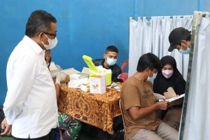 Tinjau Vaksinasi di Bengkong, Jefridin Haru Lihat Semangat Warga untuk Bangkit Bersama