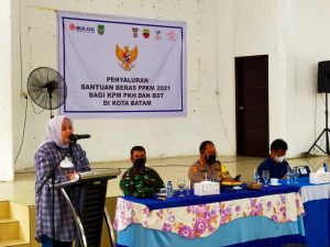 Bagi Beras PPKM di Belakangpadang, Marlin & HMR Pesan Jaga Keluarga dari Covid-19