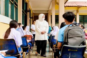 Seharian Wagub Marlin Blusukan ke Sekolah-sekolah, Lancarkan Vaksinasi Pelajar