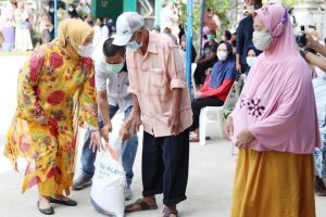 Serahkan Bantuan Beras PPKM, Wagub Marlin Ajak Masyarakat Saling Peduli & Berbagi