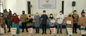 Bagikan Beras PPKM, HMR Motivasi Warga Belakangpadang agar Segera Bebas Covid-19