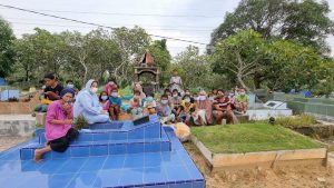 Wagub Marlin Bersimpuh di Pusara Ibunda