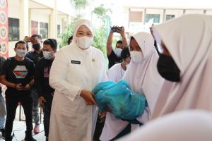 Sentuh Langsung Hati Warga, Wagub Marlin Tuntas Bagikan Beras PPKM di Batam