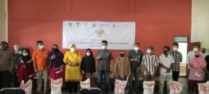Terabas Ombak ke Pulau Buluh, Marlin & HMR Bagi Beras PPKM & Ajak Lawan Covid-19