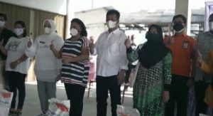 Tanpa Henti Bagikan Beras PPKM, HMR Ingin Ringankan Beban Warga saat Pandemi