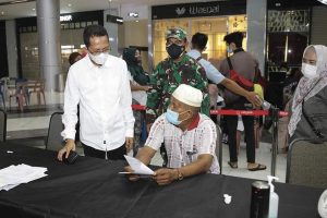 Tinjau 7 Pusat Vaksinasi, Amsakar Motivasi Nakes & Ingatkan Warga Tetap Patuh Prokes