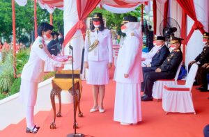 Kali Pertama, Wagub Marlin Pimpin Upacara Penurunan Bendera di Gedung Daerah Kepri