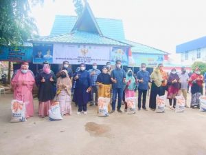 HMR Salurkan Beras dari Kemensos sambil Sebar Energi Positif untuk Masyarakat