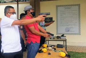 Gaya Garang Jefridin Genggam Pistol saat Latihan Menembak di Lapangan Puslabfor