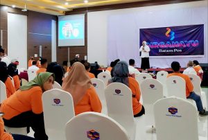 Bagi Kiat Sukses di HUT Batam Pos, Wagub Marlin: 𝗝𝗮𝗻𝗴𝗮𝗻 𝗣𝗲𝗿𝗻𝗮𝗵 𝗠𝗲𝗻𝗷𝗮𝘁𝘂𝗵𝗸𝗮𝗻 𝗢𝗿𝗮𝗻𝗴