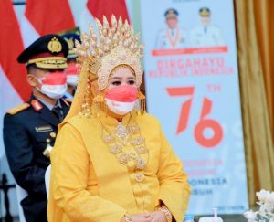 Makna Filosofis Busana Adat Melayu yang Dikenakan Wagub Marlin di Upacara HUT RI