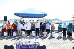 Non-Stop, Wagub Marlin Pantau Langsung Distribusi Bansos di Kepri Agar Tepat Sasaran