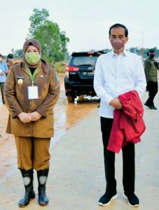 Wagub Marlin Ikut Basah Kuyup saat Terjang Hujan Bersama Presiden Jokowi di Setokok