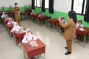 Kembali Kunjungi Sekolah, Wagub Marlin Cek Prokes sambil Dengar Curhat Anak-anak