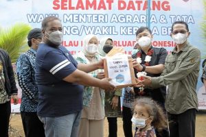 Perhatikan Rakyat & Perkuat Wilayah NKRI, Warga Pulau Terluar Terima Sertifikat Lahan