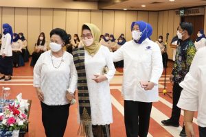 Tak Lupa Sejarah, Marlin Rangkul Bu Dhar, dan Bu Aida Ismeth sebagai Pembina PIKORI