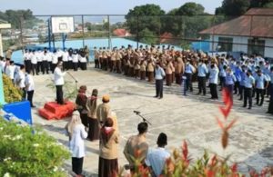 Jefridin Serahkan Tanda Penghormatan dari Presiden untuk Para Guru di Belakangpadang