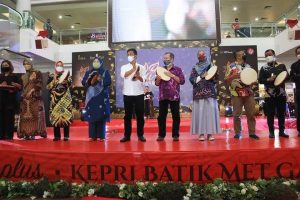 Hadiri Kompetisi Pameran Fashion Batik Kepri, Marlin & HMR Dorong Batik Mendunia