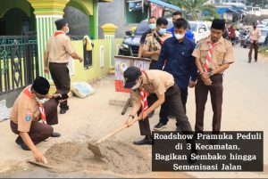 Roadshow Pramuka Peduli, Kak Amsakar & Kak Jefridin Ikut Aduk Cor Semenisasi Jalan