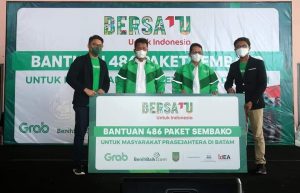 Bersatu Bersama HMR, Grab Bantu 486 Paket Sembako untuk Warga Batam