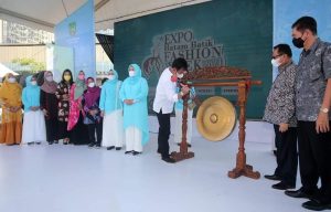𝗚𝗮𝗹𝗲𝗿𝗶 𝗙𝗼𝘁𝗼: HMR & Marlin Buka Expo Batam Batik Fashion Week 2021