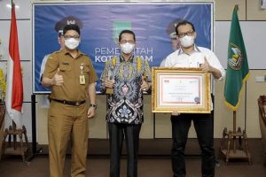 Bangga, Amsakar Perlihatkan Penghargaan Top 45 Inovasi Pelayanan Publik untuk Batam