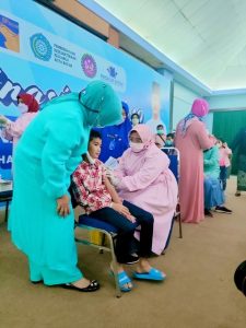 𝗟𝗲𝗻𝘀𝗮 𝗣𝗲𝗿𝗶𝘀𝘁𝗶𝘄𝗮: Marlin Datang, Anak-anak Peserta Vaksinasi Masal di Batam Senang