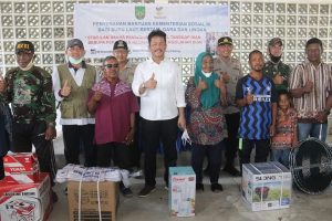 𝗟𝗲𝗻𝘀𝗮 𝗣𝗲𝗿𝗶𝘀𝘁𝗶𝘄𝗮: HMR & Kemensos Salurkan Bantuan untuk Masyarakat Suku Laut