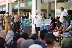 GALERI FOTO: Wagub Marlin Hadiri Operasi Pasar Minyak Goreng di Pasar TPID Seibeduk