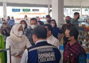 Pantau Operasi Pasar Minyak Goreng di Seibeduk, Wagub Marlin Ingatkan Jaga Prokes