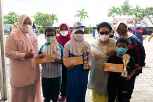 GALERI FOTO: Wagub Marlin Panen Pare & Borong Jualan Pelajar Kartini di HUT YKB