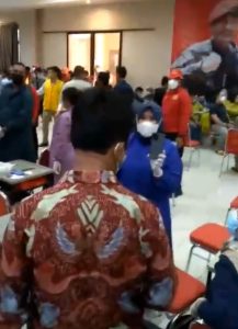 Kaget Lihat HMR Datang ke Lokasi Vaksinasi Booster, Warga pun langsung Heboh