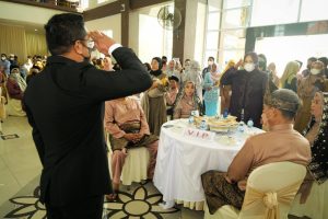 GALERI FOTO: Anggun & Tegas! Wagub Marlin Jadi Irup Pernikahan Purna Praja IPDN