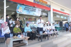 GALERI FOTO: HMR Pantau Operasi Pasar Minyak Goreng di Seibeduk dan Sekupang