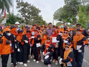 GALERI FOTO: HMR Disambut Gempita Peserta Gerak Jalan Sehat HUT FSPMI Batam