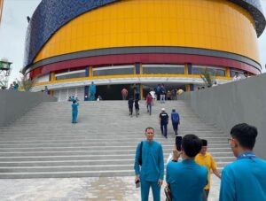 Warga Abadikan Momen Bersejarah Usai Salat Jumat Perdana di Masjid Tanjak