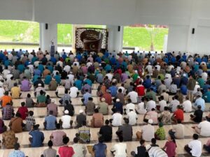 FOTO BERSEJARAH: Warga Mulai Padati Salat Jumat Perdana di Masjid Tanjak