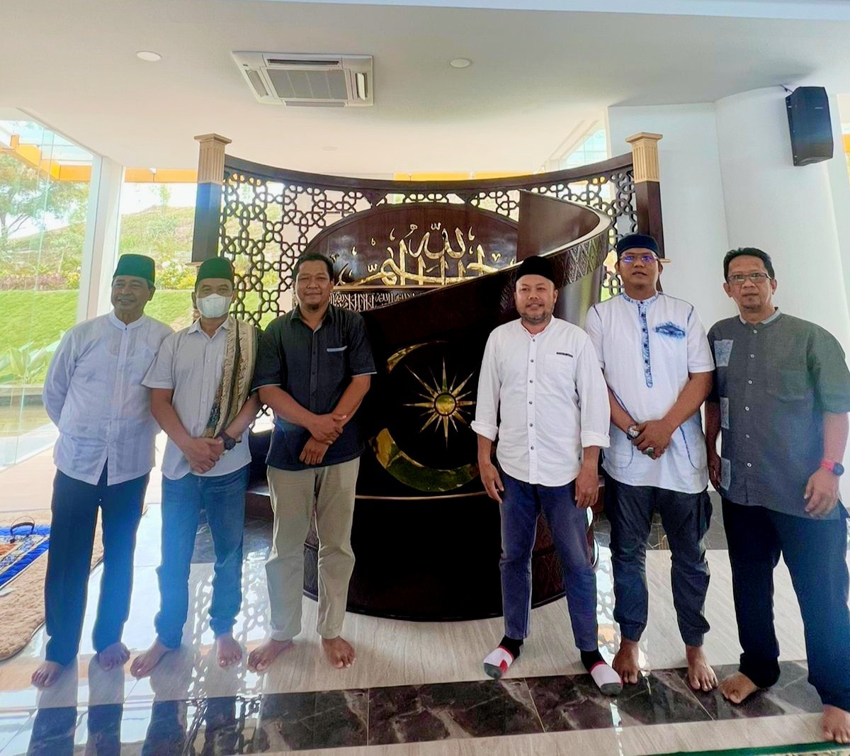 BEBERAPA tokoh muda Kota Batam ini memilih foto di depan mimbar Masjid Tanjak yang tak kalah ikoniknya.