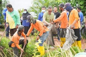 Sekda Gerak Serentak Bersama Warga, Gotong Royong Usir Nyamuk Demam Berdarah