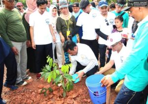 HMR Ajak Mahasiswa Kansa Ikut Tanam Jati Emas: Hijaukan Batam, Perindah Masa Depan