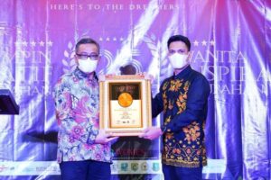 Dedikasi untuk Batam & Kepri, HMR Raih The Best Pemimpin Inspiratif Perubahan 2022