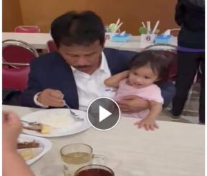 Melihat Keseruan Momen HMR Gendong Sambil Suapi Cucunya Makan Siang