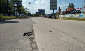 Yuk Sama-sama Kita Hitung Lubang di Jalan Laksamana Bintan ini, Entah Kapan Diaspal