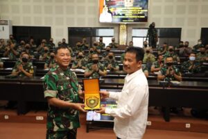 Kepala BP HMR Bagi Kiat Bangun Daerah pada Perwira Siswa TNI & 10 Negara Sahabat