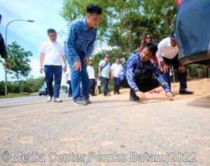 Tak Hirau Debu, HMR Turun ke Tepi Jalan & Ukur Sendiri Titik Penanaman Pohon Jati Emas