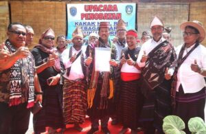 GALERI FOTO: Melihat Penobatan “Kakak” HMR Sebagai Anak Cucu Suku Flores